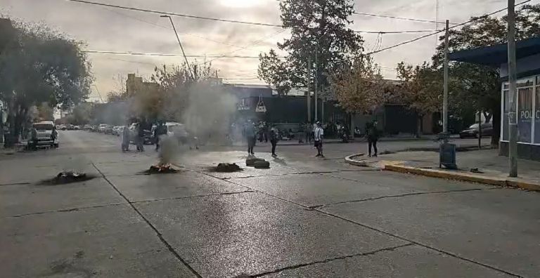AHORA: Un policía y una dirigente gremial tomaron la Unidad Regional Segunda de Roca