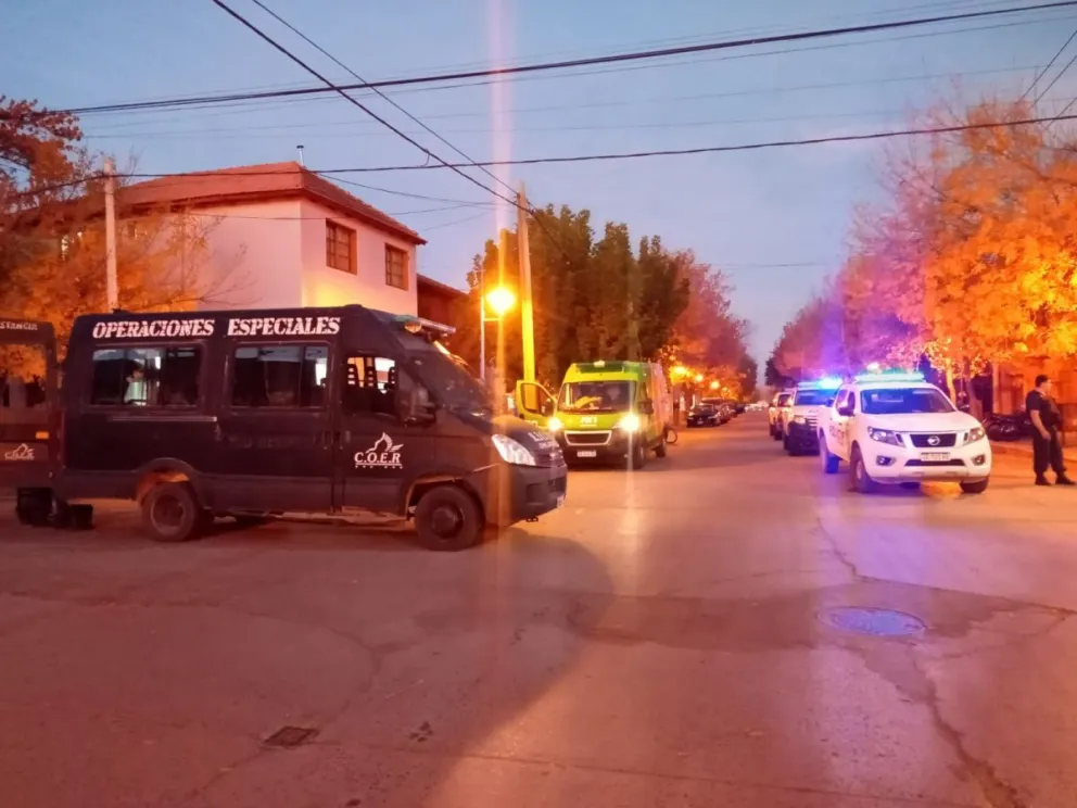 Un ex policía y una dirigente gremial permanecen en la toma de la Unidad Regional Segunda