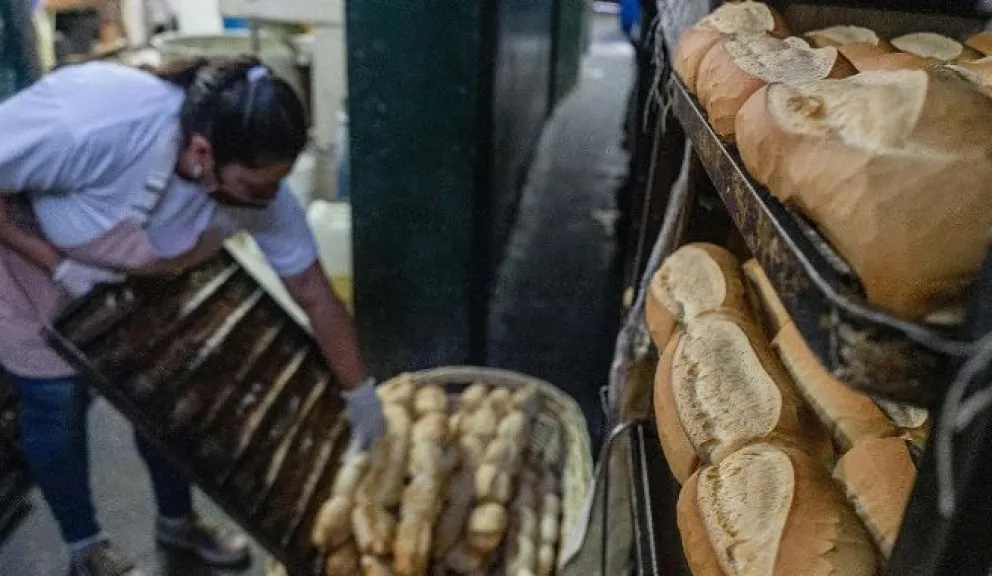 El Gobierno autorizó un nuevo aumento para la harina: cómo impactará en el valor del pan