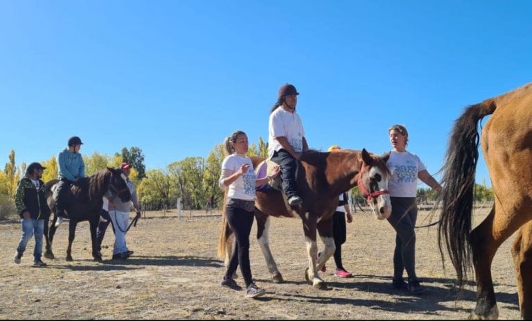 Equinoterapia en Roca: cómo los caballos ayudan al desarrollo de personas con discapacidad