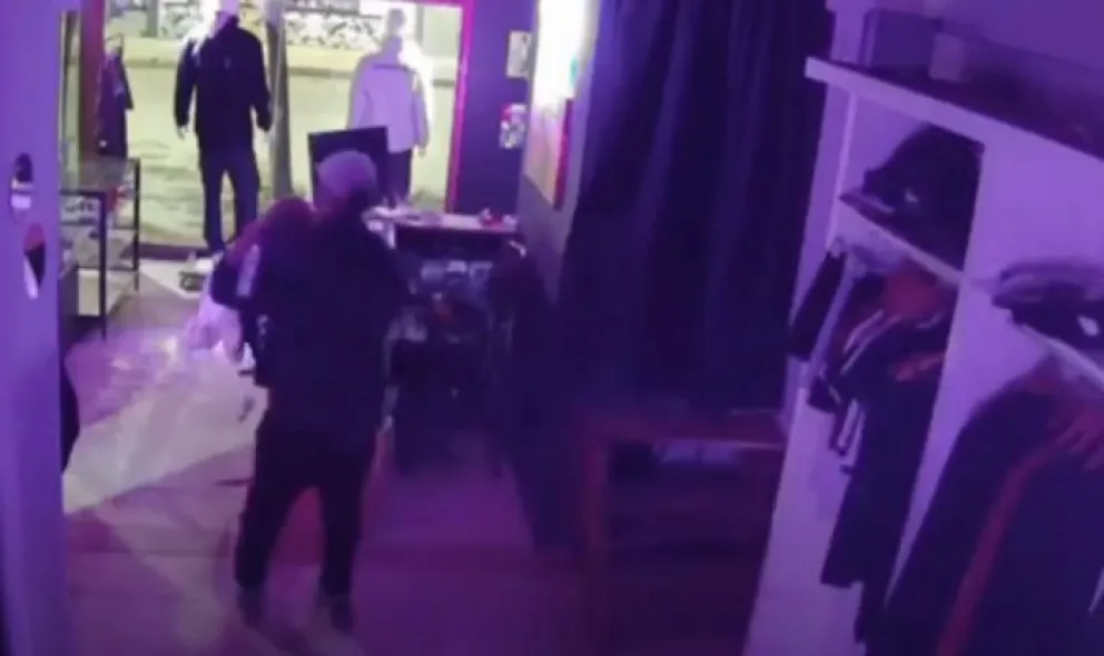 VIDEO: Así se llevó varias prendas de un comercio céntrico de Roca