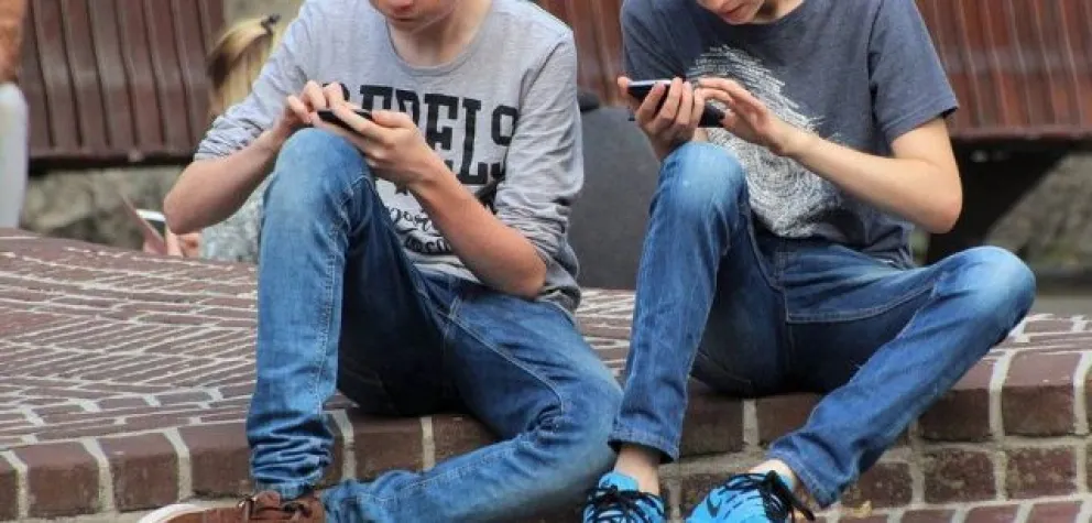 Historias mínimas en la ciudad: ofrecen recompensa por el celular que extravió el hijo adolescente
