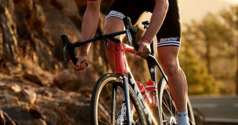 Indignante: realizaron una mala maniobra, golpearon a un ciclista e intentaron arrojarlo por un puente