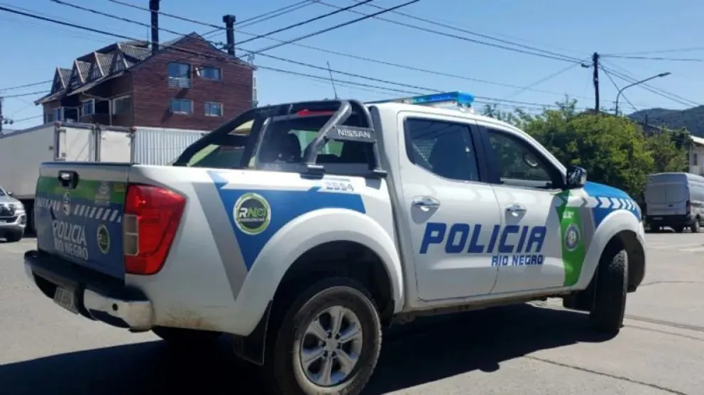 Los amenazaron con un cuchillo y los patearon para robarles la moto en el Alto Valle