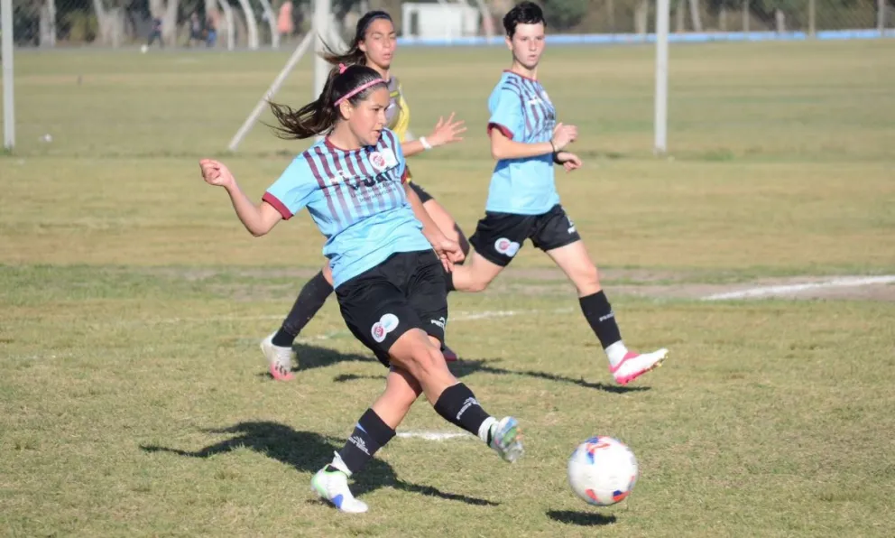 Sheila, una joven roquense que busca la gloria en el fútbol y que fue fichada por Huracán