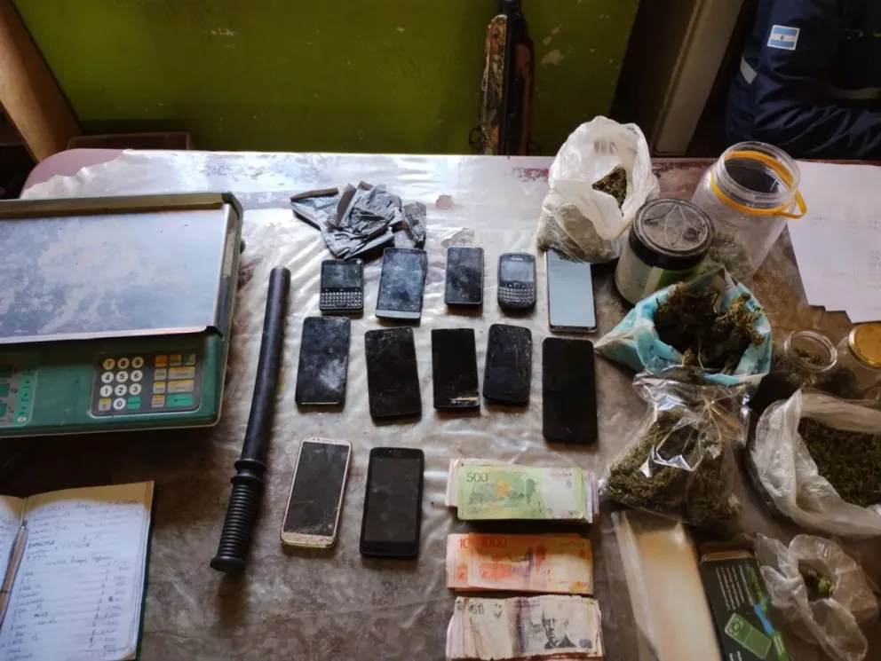Desbarataron 4 “kioscos” de droga en Roca: secuestran cocaína, marihuana y más de $2 millones