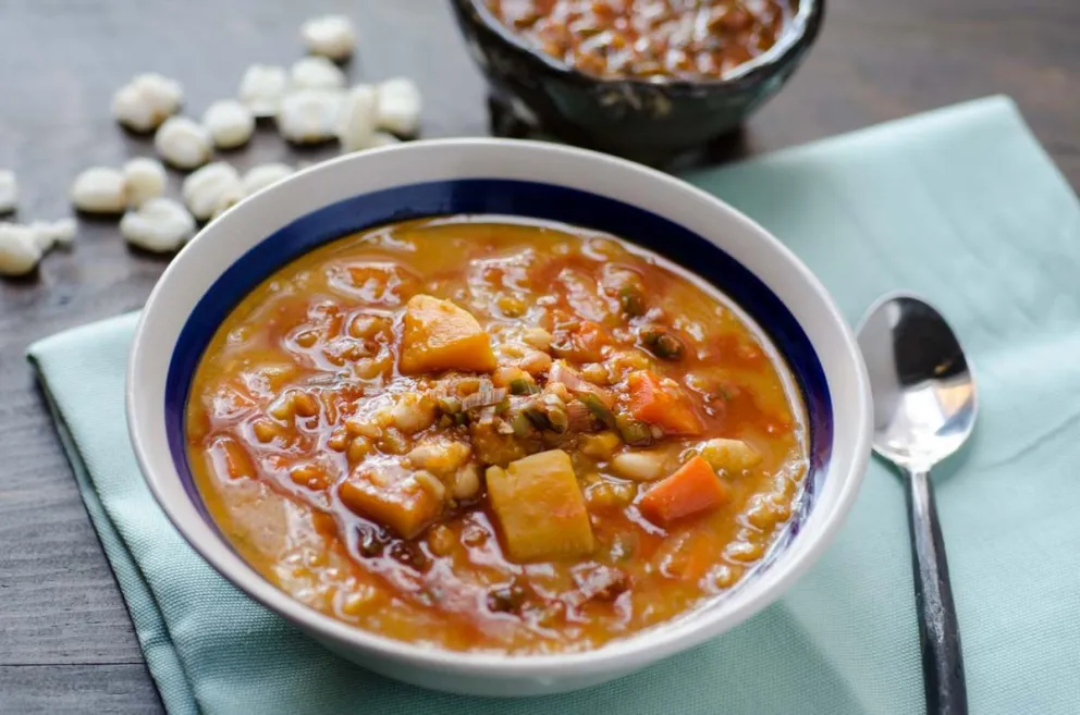 Locro e inflación: ¿cuánto cuesta una porción de este tradicional plato argentino en Roca?