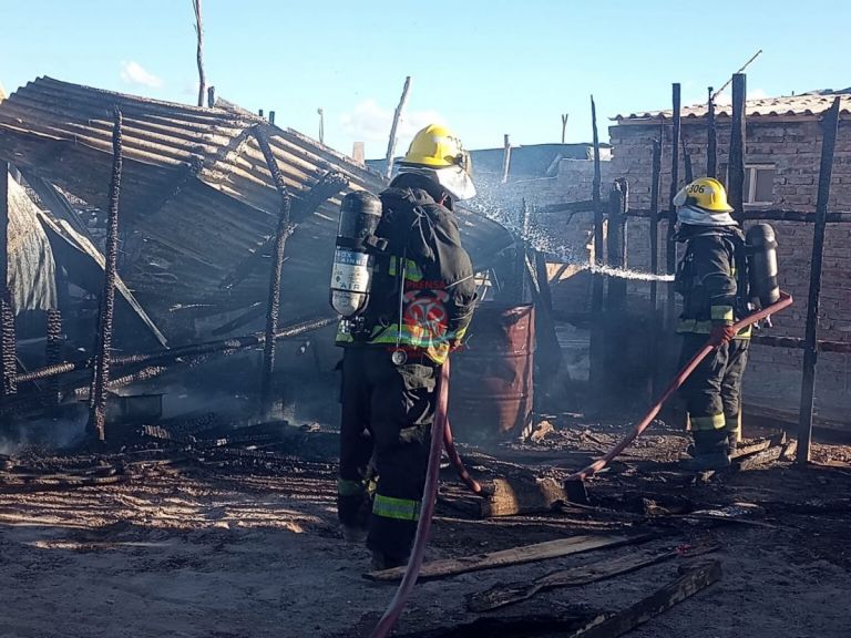 Dos dotaciones de Bomberos trabajaron para extinguir un incendio en una casilla de Alta Barda