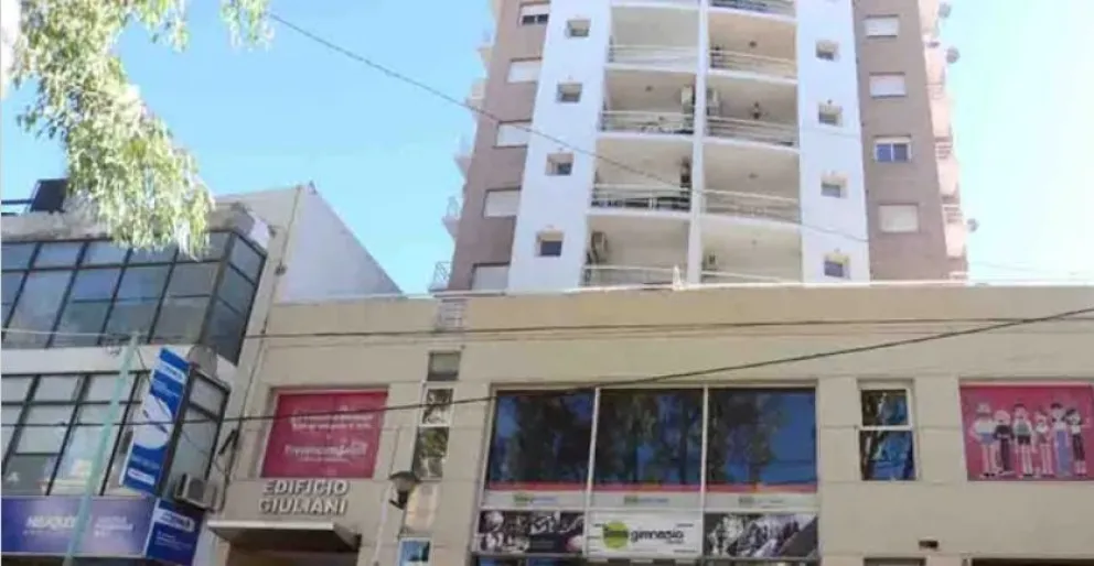Una joven murió tras caer de un balcón 