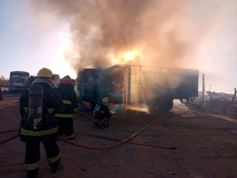 Bomberos de Roca y Cervantes trabajaron para extinguir las llamas en dos colectivos y un camión