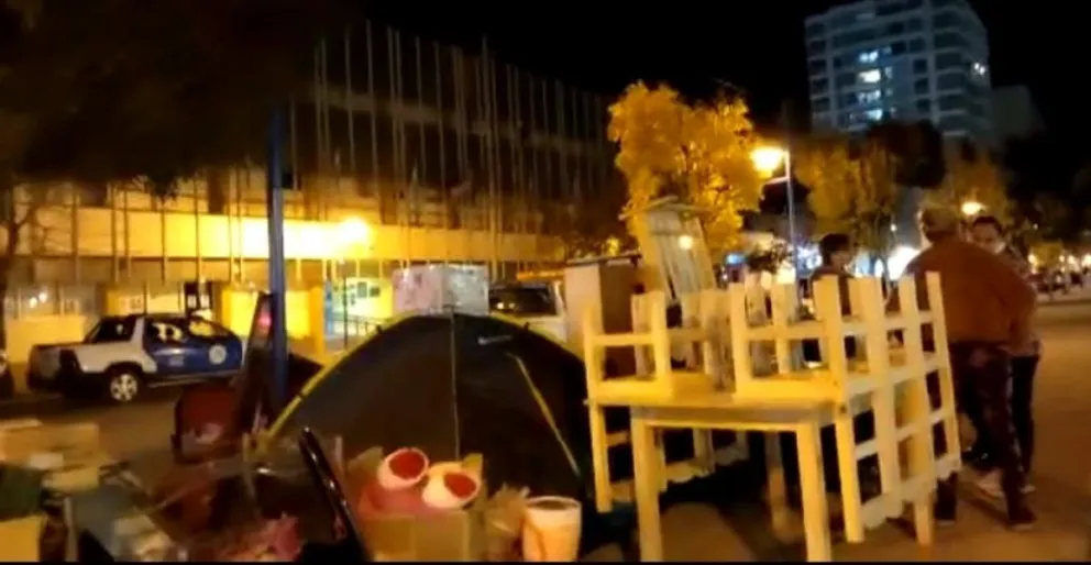 La mamá que acampó frente al municipio está en un albergue dispuesto por el municipio 