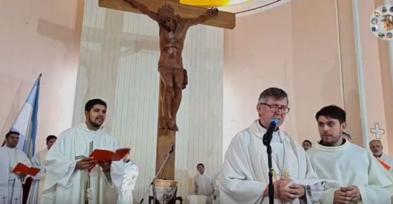 Emoción: el obispo ordenó a un nuevo sacerdote en la Catedral Nuestra Señora del Carmen