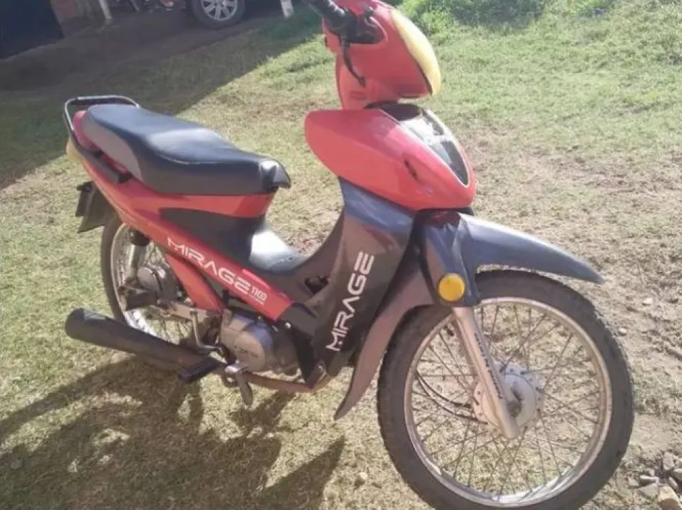Le robaron la moto desde el patio de la casa 