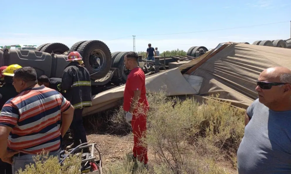 Otra vez: tremendo vuelco de un camión en la ruta 151