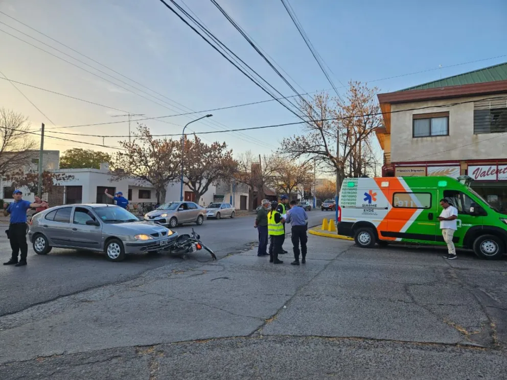 Un vehículo y una moto protagonizaron un choque sobre calle Mendoza
