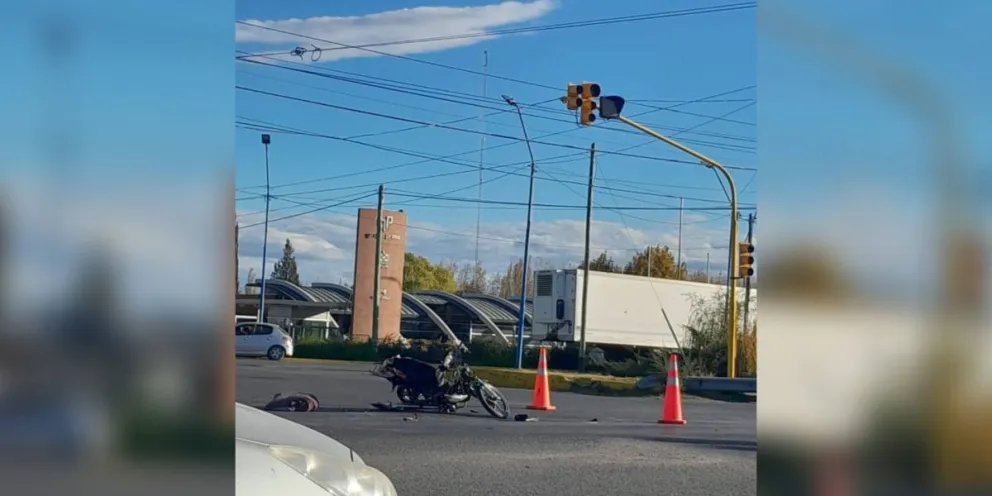 Un semáforo en intermitente desencadenó un choque en Ruta 22