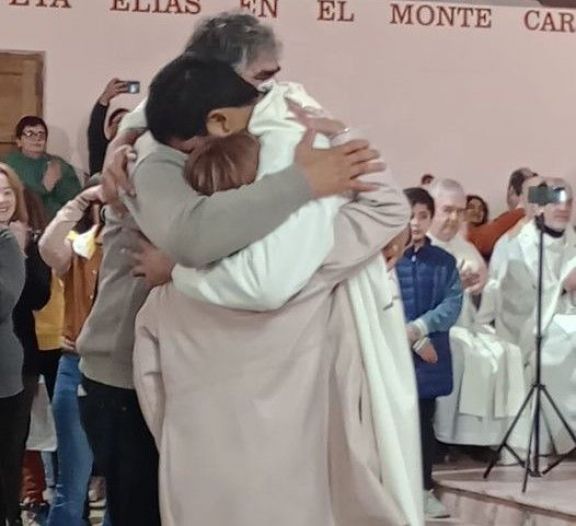 Nuevo sacerdote: el abrazo desde el alma con su familia