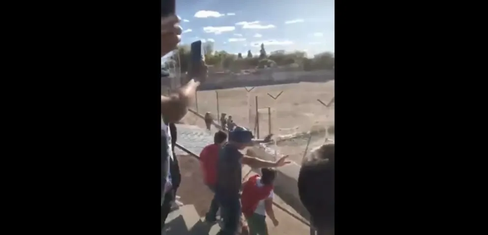 Otra vez, violencia en el fútbol: la barra del “Carcelero” atacó a piedrazos a la hinchada de Atlético Regina 