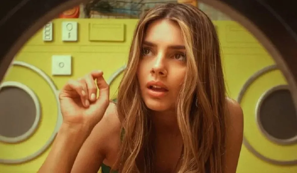 Natalie Pérez se bajó el pantalón y, en topless, se fotografió bajo la ducha