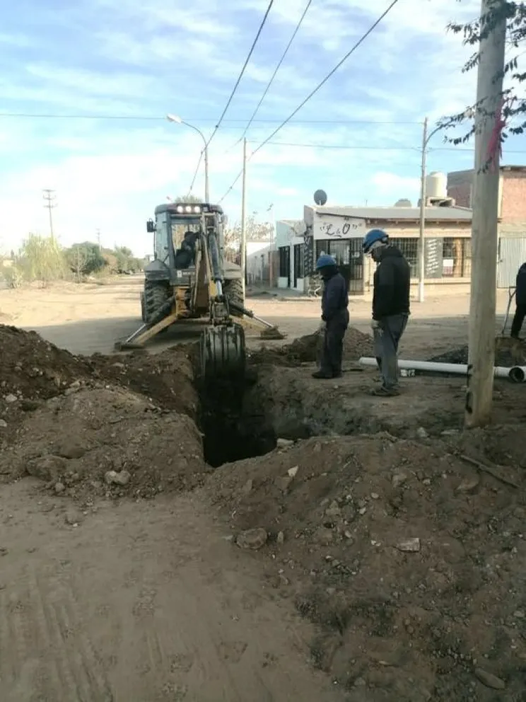 La obra de red de cloacas del barrio Fiske Menuco lleva un 70% de avance