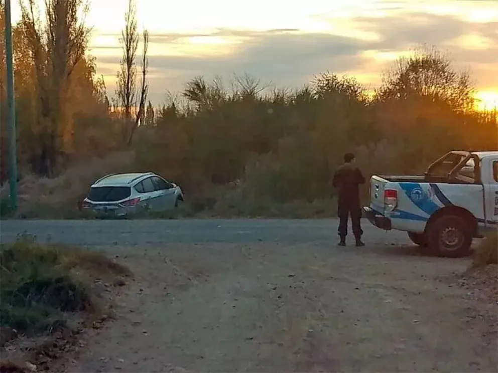 Perdió el control del vehículo y terminó en medio de los yuyos 