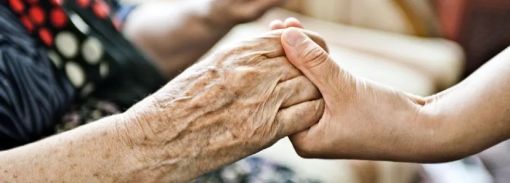 Cuánto cobra un cuidador de adultos mayores por hora y por mes en Argentina