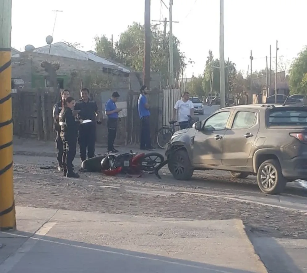 Fuerte choque entre una camioneta y una motocicleta en zona norte