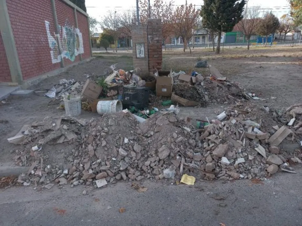 Indignante: desconocidos arrojaron una gran cantidad de basura en una plaza de Barrio Nuevo 