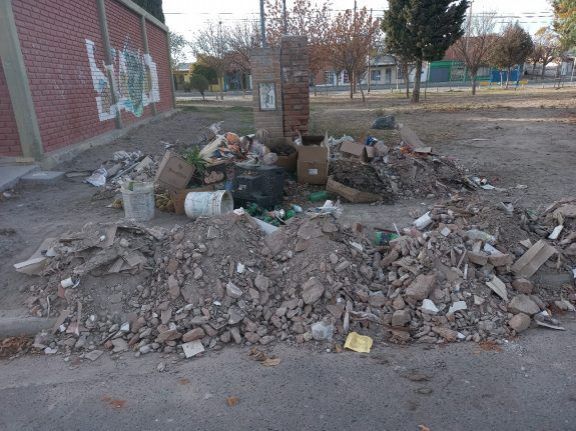 Indignante: desconocidos arrojaron una gran cantidad de basura en una plaza de Barrio Nuevo