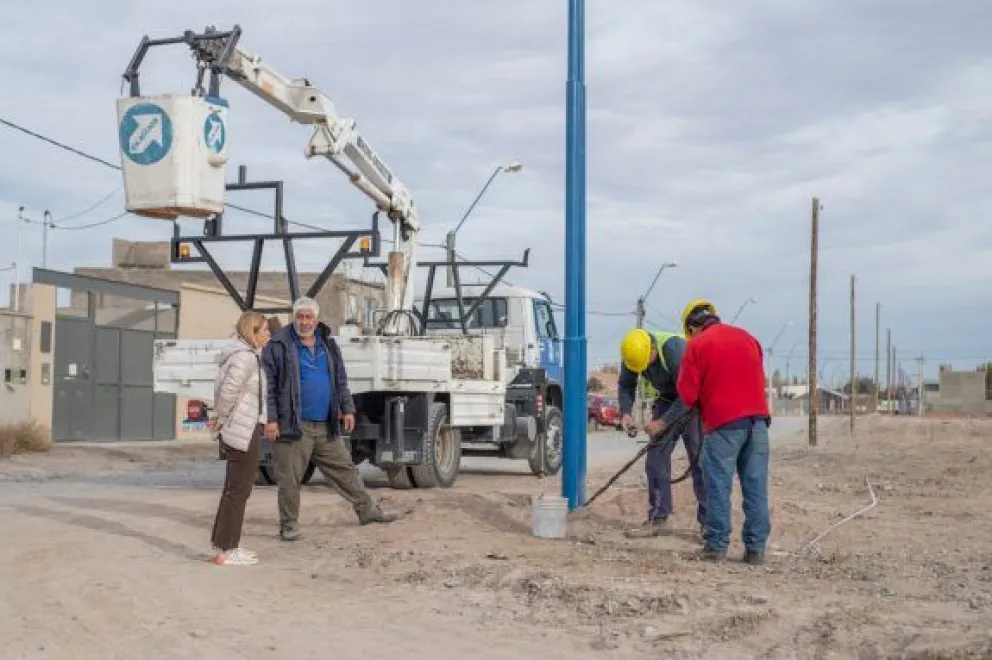 Instalan nuevo tendido eléctrico en loteo de calle las Heras