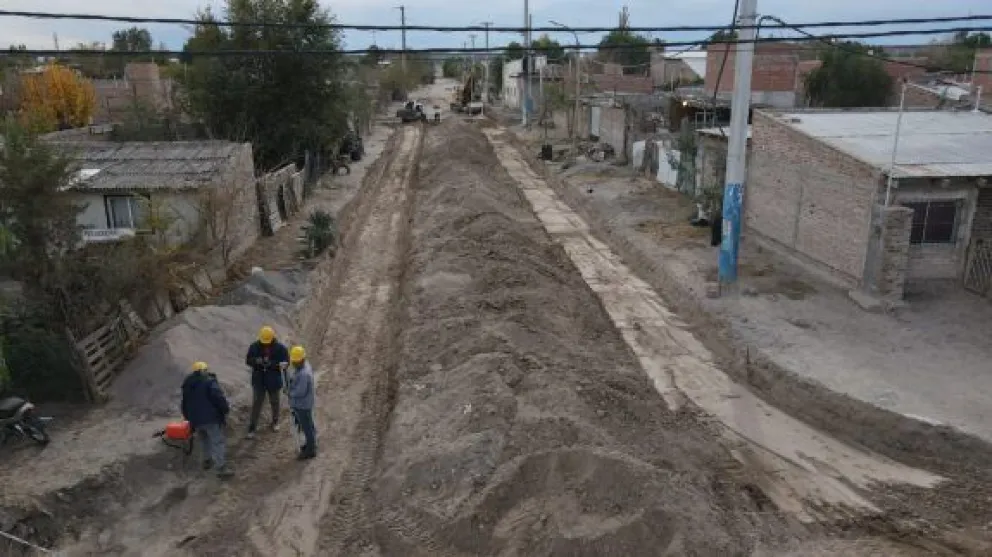 Redes de agua, cloacas, alumbrado público y más: comenzó la obra de urbanización en barrio Fiske Menuco