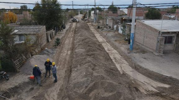 Redes de agua, cloacas, alumbrado público y más: comenzó la obra de urbanización en barrio Fiske Menuco