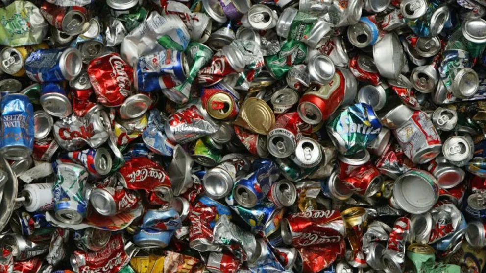 ¡Aplastá latitas!: sumate a esta campaña para cuidar el medio ambiente y ayudar a los callejeritos 
