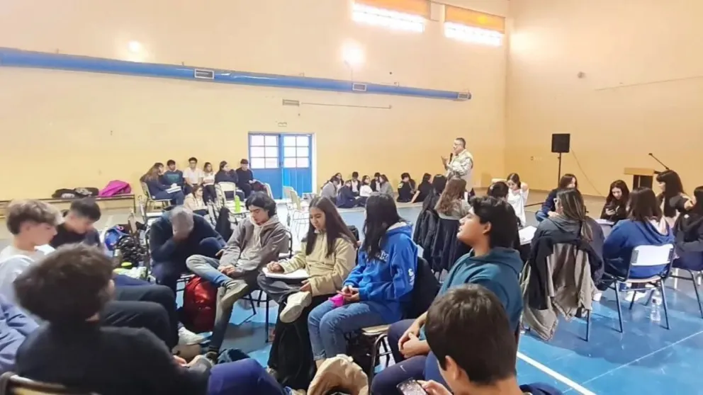 Colegios técnicos de Roca recibieron capacitación sobre cooperativismo y mutualismo