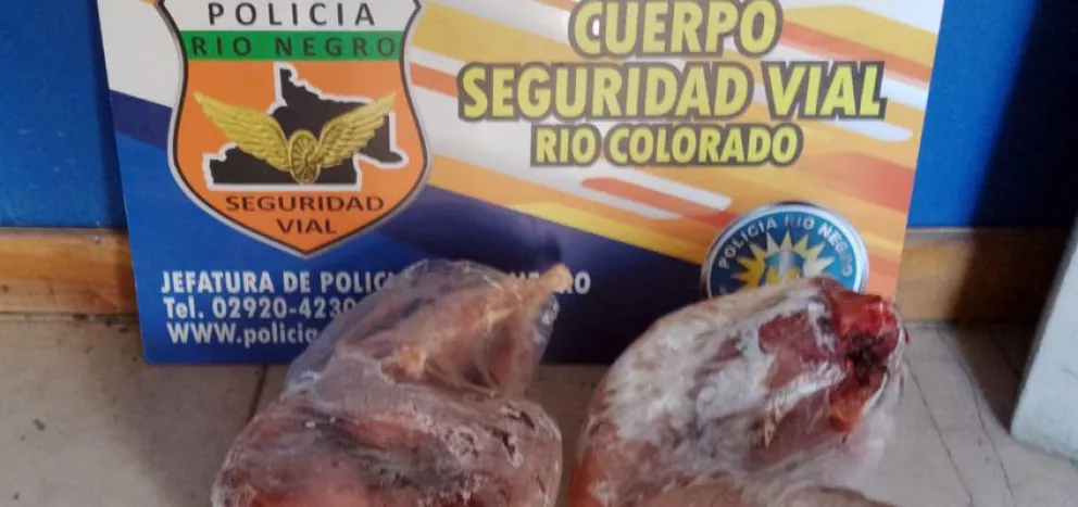 Llevaba dos bolsas de carne de vizcacha escondidas y lo atrapó la policía