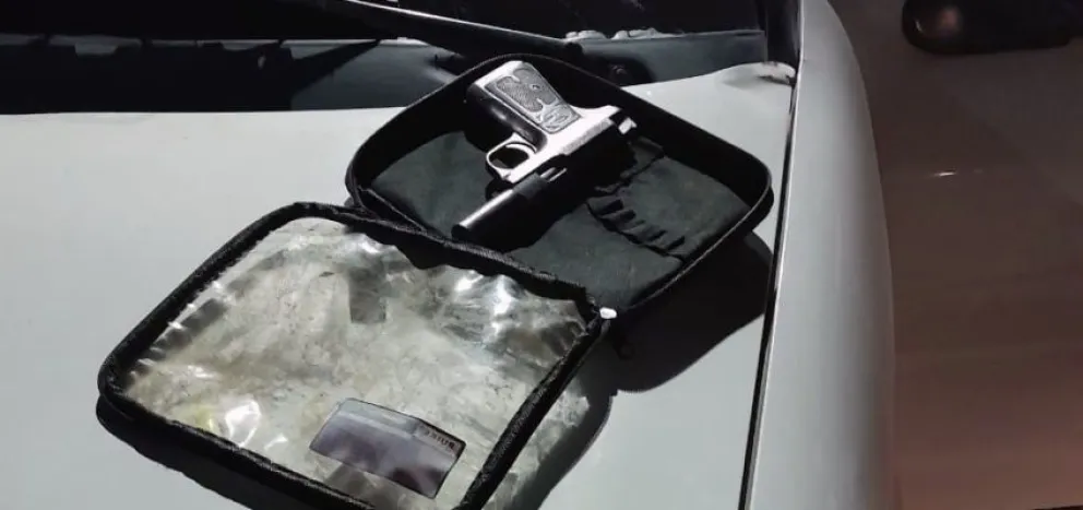 Lo pararon en un control, se puso nerviosos y le encontraron una pistola en el auto