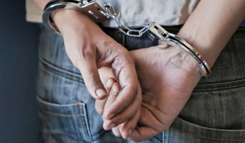 Incautaron drogas, armas y 7 millones de pesos tras desmantelar una red de drogas en Roca