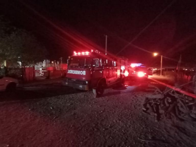 Bomberos de Roca apagaron un incendio en un galpón al norte de la ciudad
