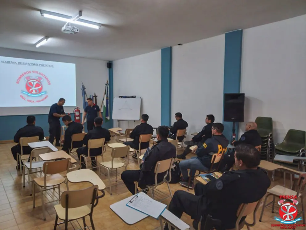 Bomberos voluntarios de Roca brindaron una nueva capacitación a agentes de la Policía Federal