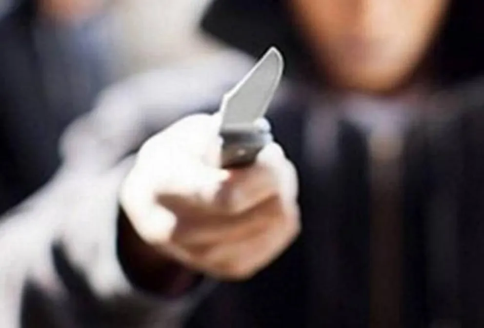 Asaltan a mujer con un cuchillo a plena luz del día y en una transitada calle de la ciudad