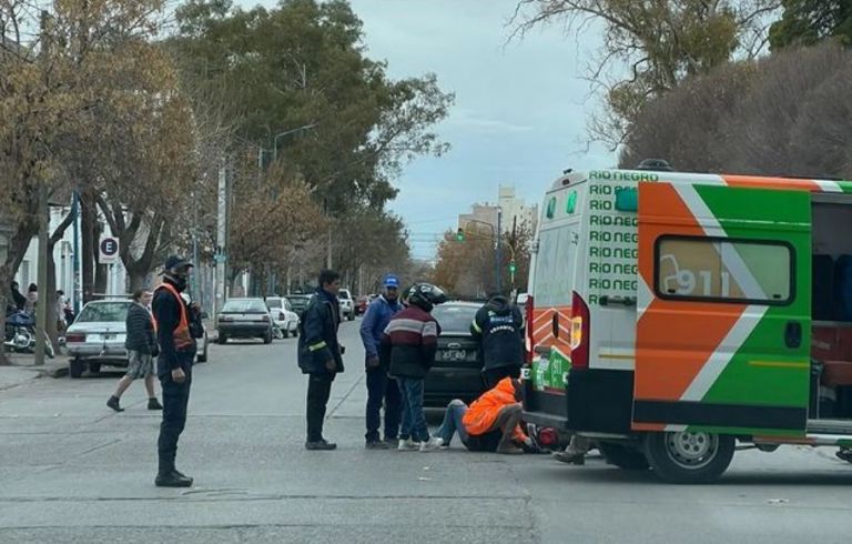 Una motociclista fue atropellada en el centro de Roca