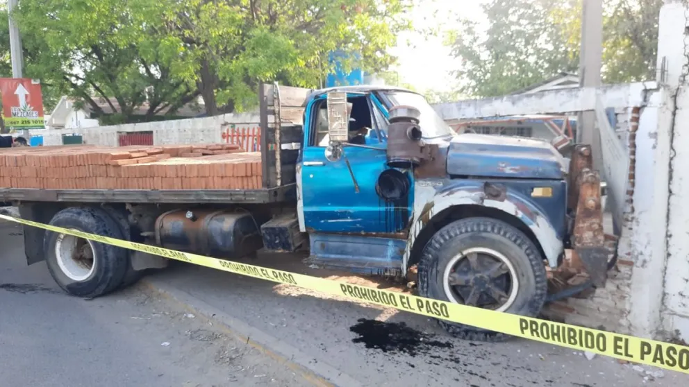 Lo peor que te podía pasar: un chofer poco habilidoso, manejando un camión cargado de ladrillones