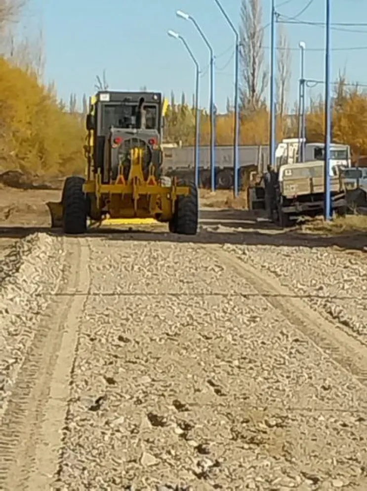 ¿Ya pasó la máquina por tu cuadra?: continúa la limpieza y arreglo de calles en distintos barrios de Roca