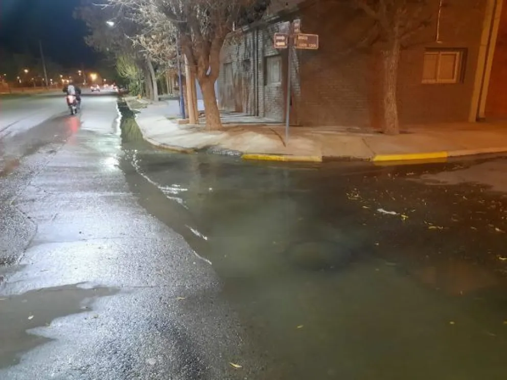 En menos de una semana se labraron otras 41 actas por desborde de agua y cloaca en Roca