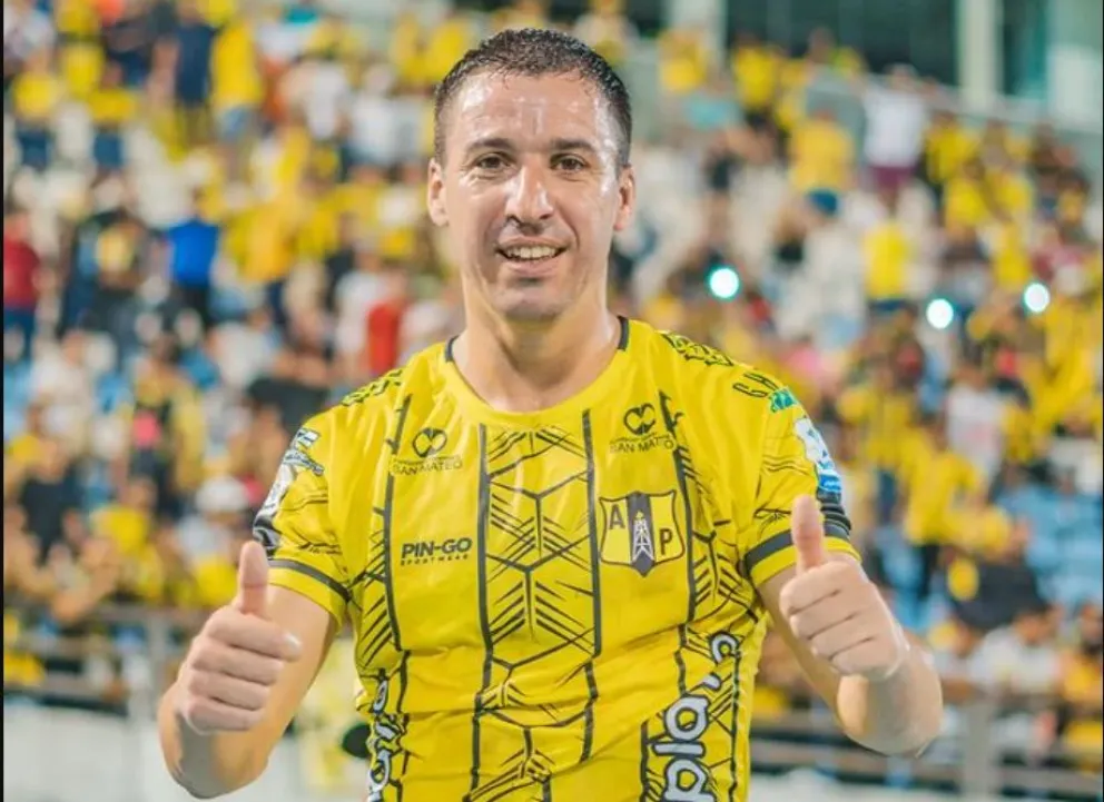 Pablo Bueno, el roquense ex “carcelero” que la rompe en Colombia