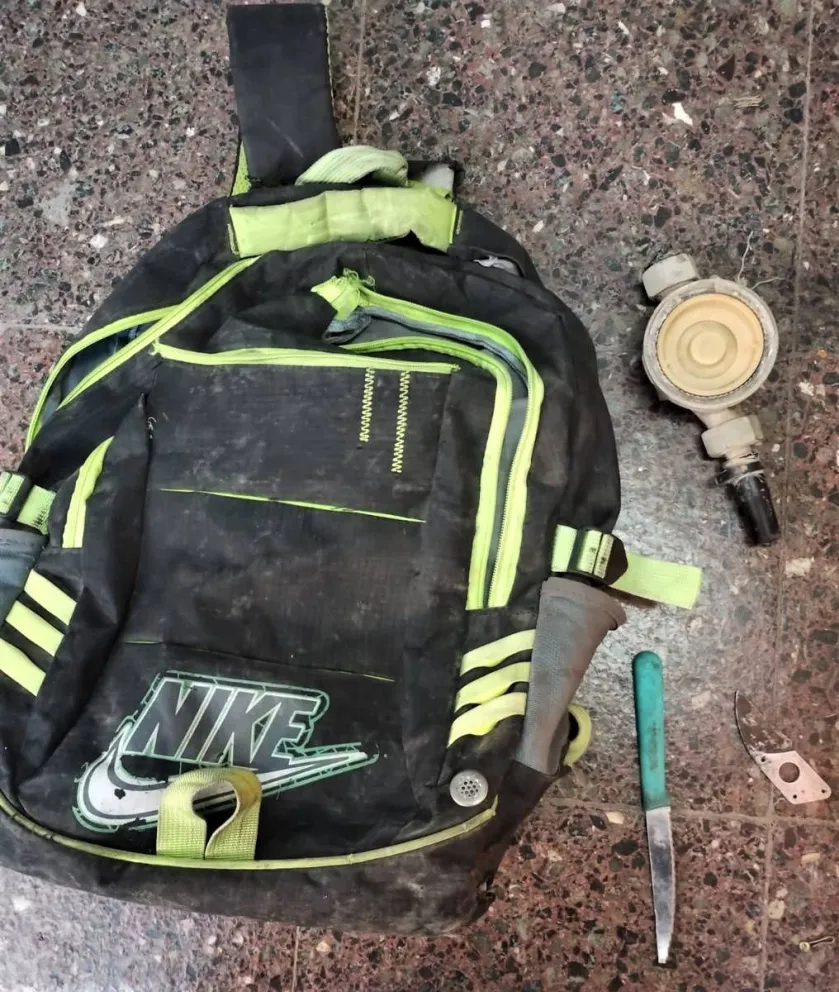 Arrancaron el medidor de agua de la escuela 357 y fueron atrapados por la policía