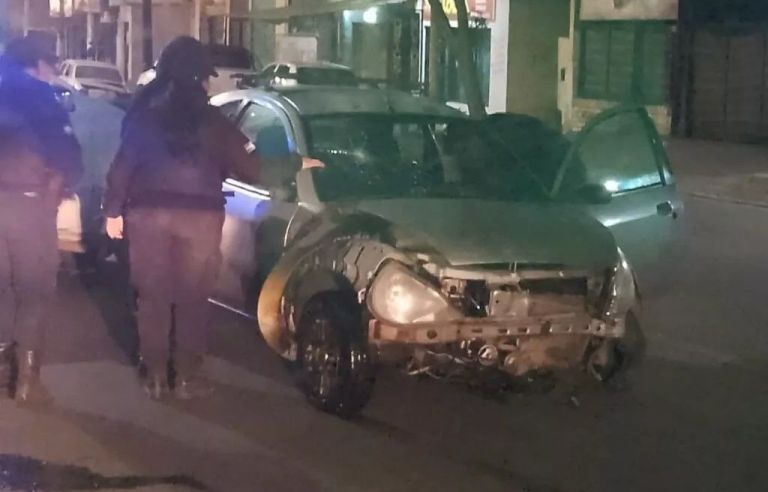 Completito: Alcoholizado chocó contra el bolulevard, dio tumbos y rompió luminarias