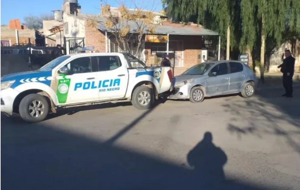 La policía recuperó un auto y una moto en Roca 