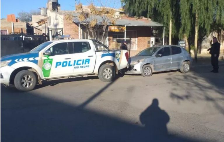 La policía recuperó un auto y una moto en Roca