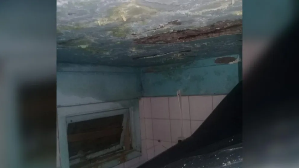 Dos adultos mayores denuncian que su casa está bajo el agua por culpa de su vecina